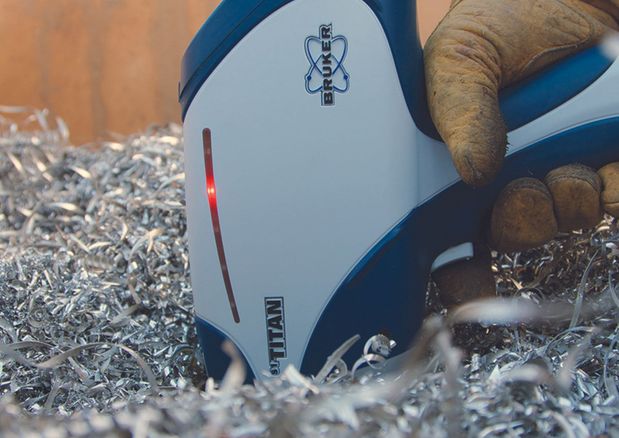 hand with xrf alloy analyzer